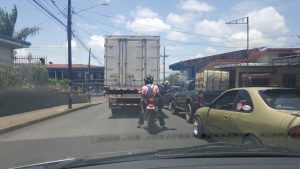 En algunos casos vehículos mal estacionados complican circulación