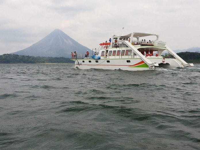 Catamaran es la nueva atraccion a bajo costo, en la Laguna del Arenal
