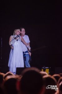 Yuri subió al escenario a uno de sus fans con el que se tomó algunas fotografías