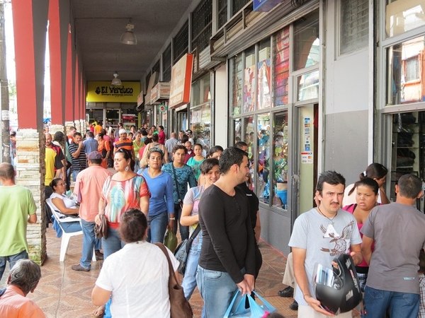 ¡A cuentagotas! Comerciantes reservados con empleos temporales en Navidad - San Carlos Digital