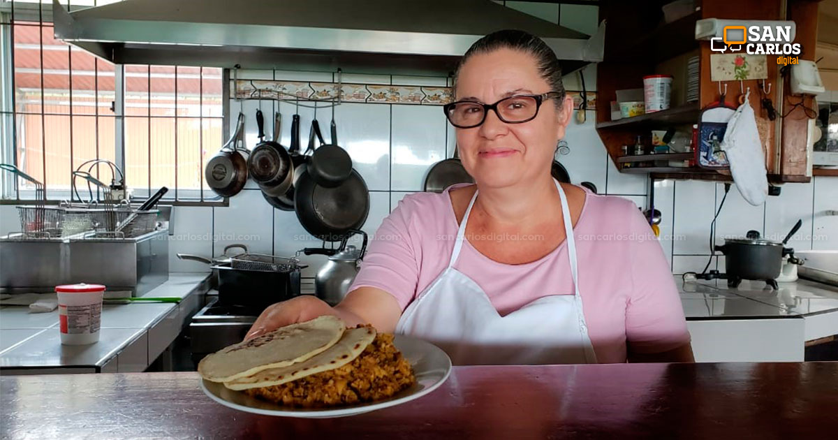 Doña Rocío ahora es fuente de empleo, pues por la alta demanda debe contratar personas del pueblo para que le ayuden a atender.